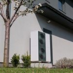 Comment combiner pompe à chaleur et panneaux solaires pour réduire sa consommation ?