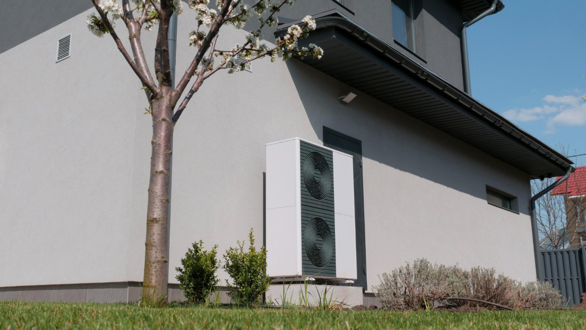 Comment combiner pompe à chaleur et panneaux solaires pour réduire sa consommation ?