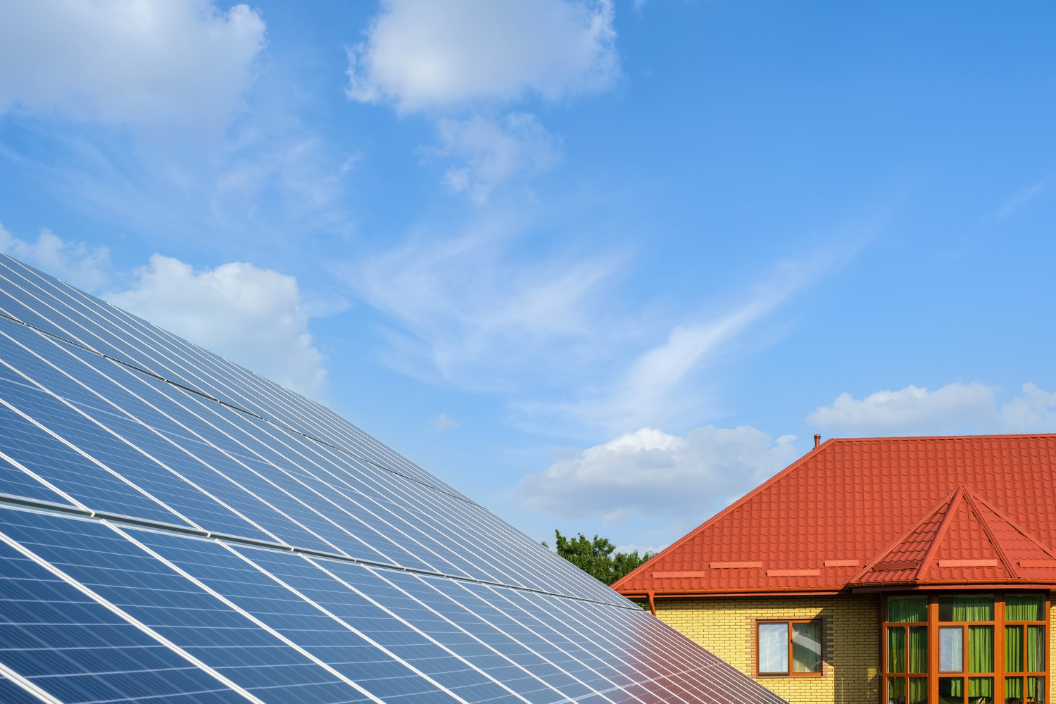 gros plan sur des panneaux solaires installés sur la toiture d'une maison